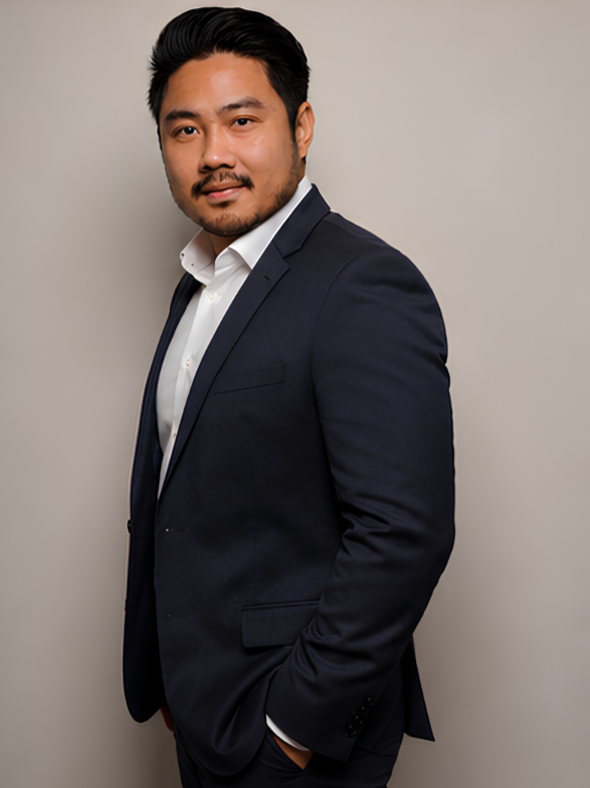 Nam Tran im dunklen Anzug