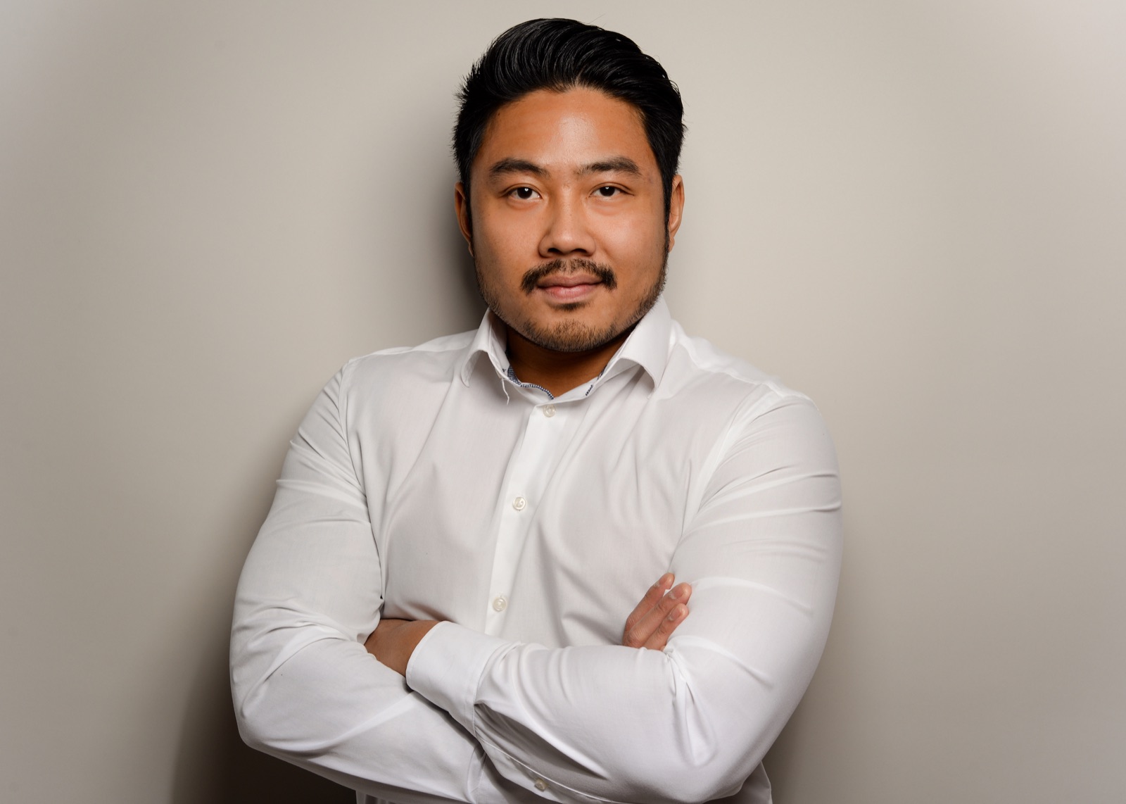 Nam Tran im weißen Hemd