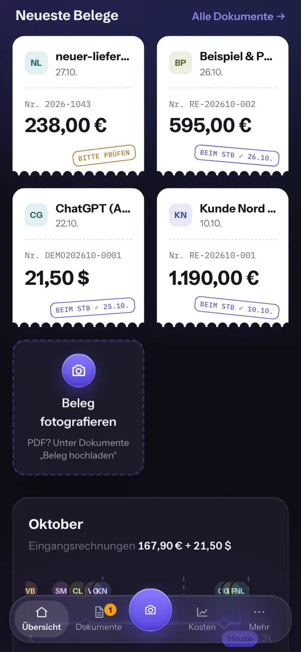 Ansicht am Handy: die neuesten Belege als kleine Bons mit Betrag und dem Stempel Beim Steuerberater, dazu Beleg fotografieren.